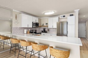 Geladeira, micro-ondas, fogão, cooktop