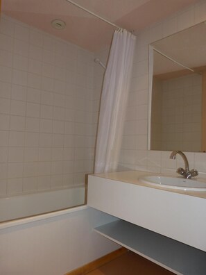 Bathroom - 10m from resort center, view ski slopes, tv, ski locker, 26m², La Plagne (La Plagne)