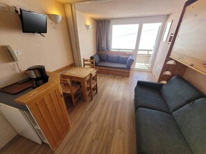 Living area - 10m from resort center, view ski slopes, tv, ski locker, 26m², La Plagne (La Plagne)