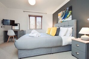 4 bedrooms, desk, iron/ironing board, travel cot - Bewdley House - Fast Wifi, Smart TV Balcony, Parking (Milton Keynes)