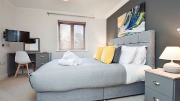 4 slaapkamers, een bureau, een strijkplank/strijkijzer, reisbedje