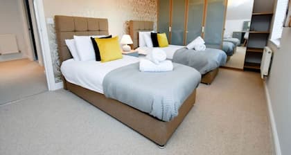 Bewdley House • 4 Bedroom 3 Bathroom • Balcony • Free Parking • Smart TVs • Yoko Property