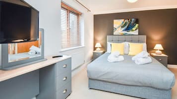 4 bedrooms, desk, iron/ironing board, travel crib
