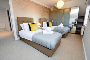 4 quartos, escrivaninha, ferros/tábuas de passar roupa, berço de viagem