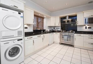 Fridge, microwave, oven, stovetop - Bewdley House • 4 Bedroom 3 Bathroom • Balcony • Free Parking • Smart TVs • Yoko Property (Milton Keynes)