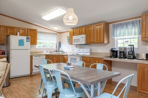 Kühlschrank, Mikrowelle, Ofen, Geschirrspüler