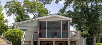 Poe's Paradise: Soundside 3 Bedrooms 2 Full Baths - close to beach