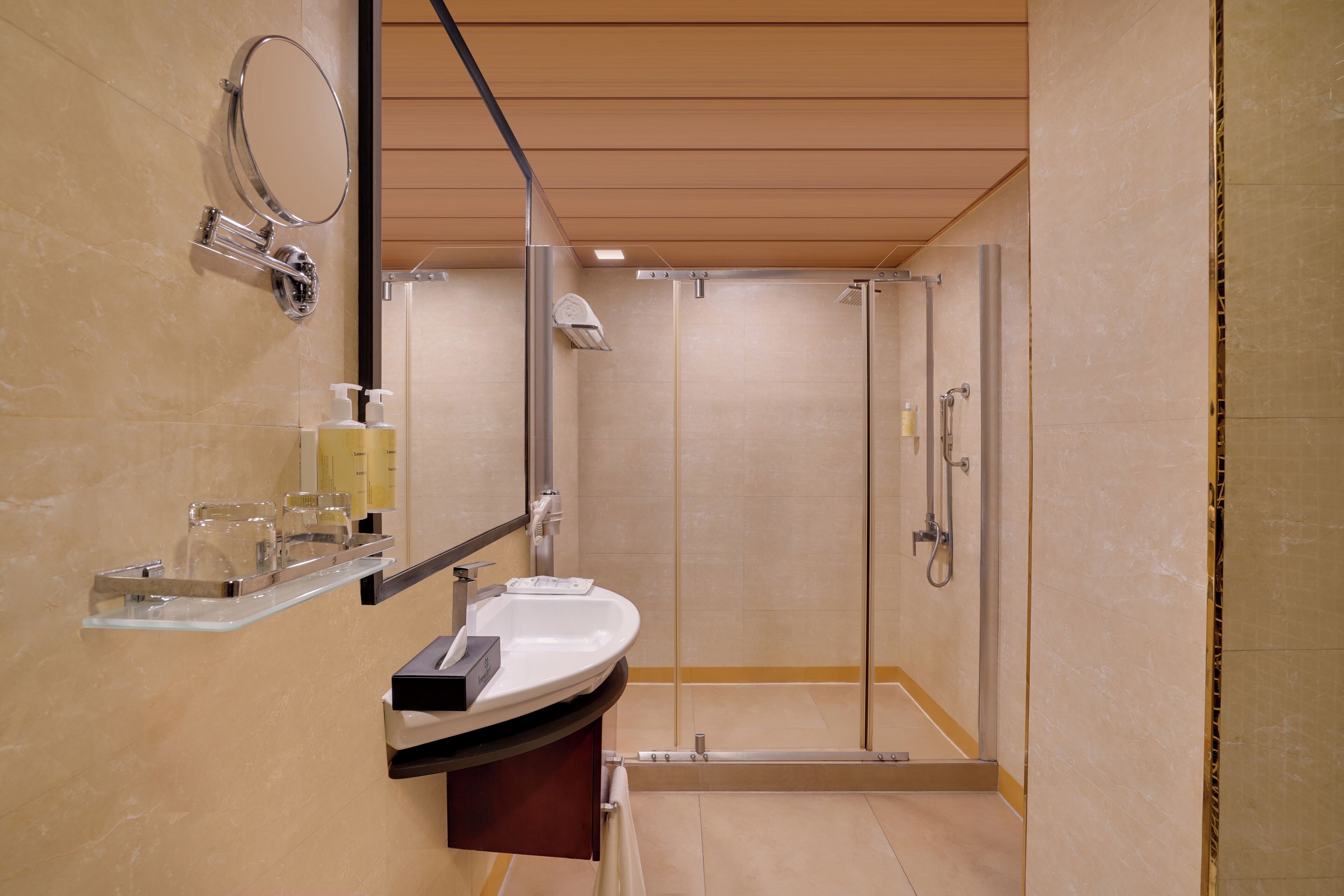 Een moderne badkamer met een douchecabine van glas, een wastafelmeubel en een spiegel.