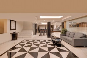 Lobby sitting area - Lemon Tree Hotel Centre Point Jamshedpur (Golmuri)