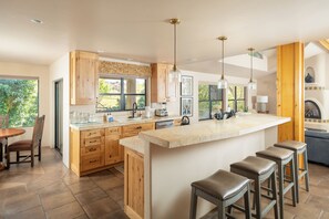 Fridge, microwave, oven, stovetop - Enjoy Sedonas Expansive Scenery in a Restful Refuge (Sedona)