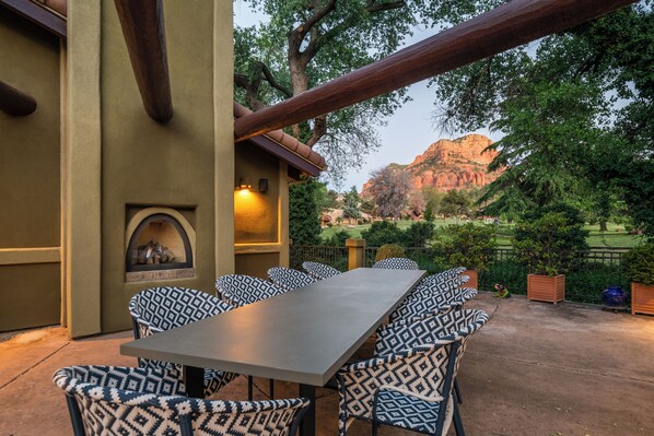 Outdoor dining - Enjoy Sedonas Expansive Scenery in a Restful Refuge (Sedona)