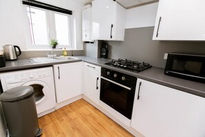 Kylskåp, mikrovågsugn, ugn och spishäll