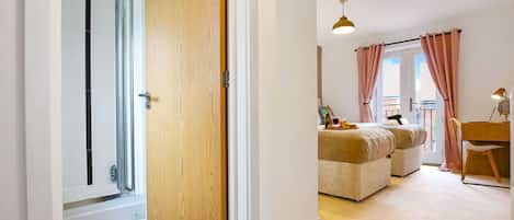 3 habitaciones, escritorio y tabla de planchar con plancha