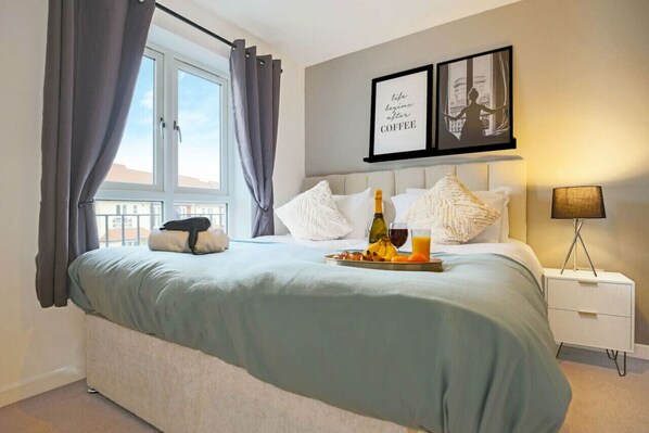 3 bedrooms, desk, iron/ironing board, travel cot