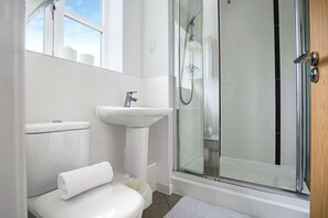 Secador de pelo y toallas