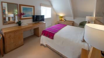 1 dormitorio, tabla de planchar con plancha, wifi y ropa de cama
