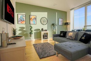 TV - Penthouse Flat in City Centre with Free Parking (Milton Keynes)