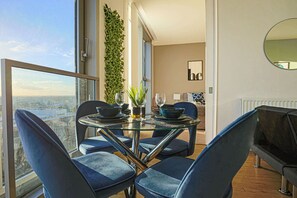 Dining - Penthouse Flat in City Centre with Free Parking (Milton Keynes)