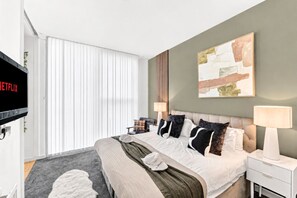 1 chambre, bureau, fer et planche à repasser, lit de bébé portatif