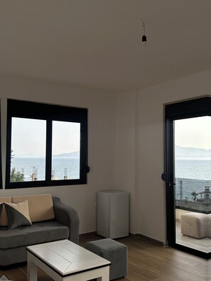 Quarto casal, sacada | Área de estar | TV