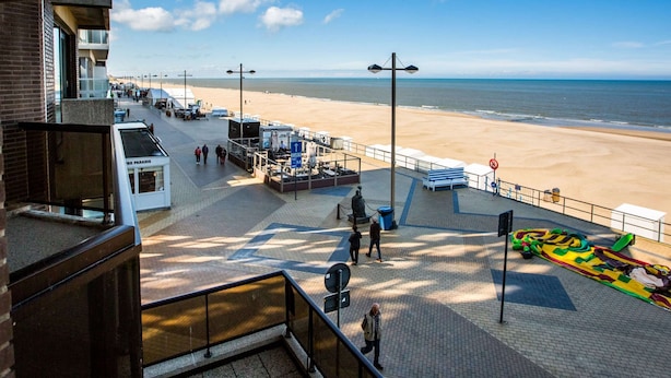 Eine Strandpromenade mit freiem Blick auf Strand und Meer.