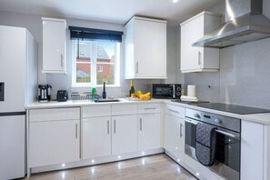 Een koelkast, een magnetron, een oven, een kookplaat