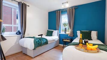 1 habitación, escritorio, tabla de planchar con plancha y cuna de viaje