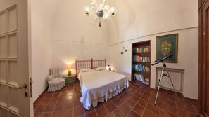 5 habitaciones, tabla de planchar con plancha, wifi y ropa de cama