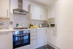 Fridge, microwave, oven, stovetop - Stylish Flat • City Centre • Sleep 5 • Free Parking • Fast Wifi • Yoko Property (Northampton)