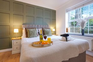 2 bedrooms, desk, iron/ironing board, travel crib