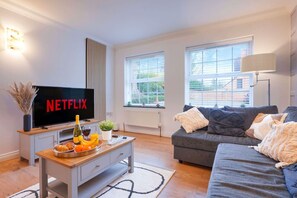 TV - Stylish Flat • City Centre • Sleep 5 • Free Parking • Fast Wifi • Yoko Property (Northampton)