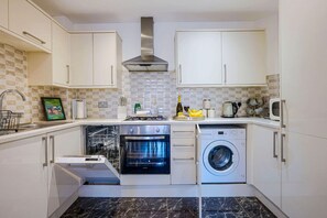 Fridge, microwave, oven, stovetop - Stylish Flat • City Centre • Sleep 5 • Free Parking • Fast Wifi • Yoko Property (Northampton)
