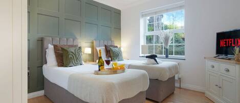 2 bedrooms, desk, iron/ironing board, travel cot