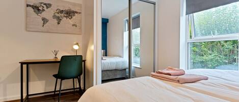 2 室のベッドルーム、デスク、アイロン / アイロン台、旅行用ベビーベッド