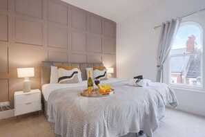 3 bedrooms, desk, iron/ironing board, travel crib