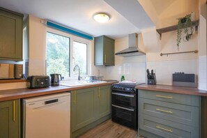 Fridge, microwave, oven, dishwasher - Large 5-Bed Bungalow - Sleeps 10 - Free Parking (Northampton)