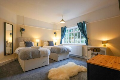 Large 5-Bed Bungalow - Sleeps 10 - Free Parking