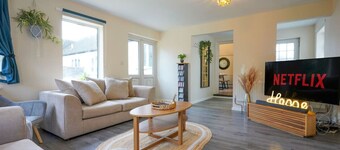 Large 5 Bedroom Bungalow • Sleeps 10 • Driveway Parking • Fast WiFi • Self-Check-In • Yoko Property