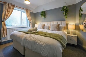 5 bedrooms, desk, iron/ironing board, travel cot - Large 5-Bed Bungalow - Sleeps 10 - Free Parking (Northampton)