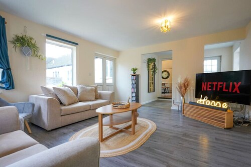 Large 5-Bed Bungalow - Sleeps 10 - Free Parking