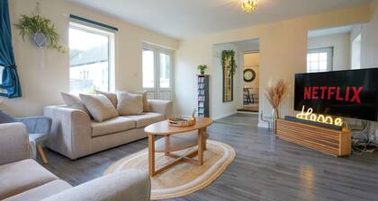 Large 5-Bed Bungalow - Sleeps 10 - Free Parking