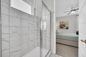 8 quartos, ferros/tábuas de passar roupa, Wi-Fi, roupa de cama