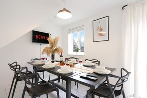 Dining - Beautiful & Spacious Home - Sleeps 10 (Milton Keynes)