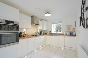 Fridge, microwave, oven, stovetop - Beautiful & Spacious Home - Sleeps 10 (Milton Keynes)