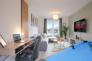 Game room - Beautiful & Spacious Home - Sleeps 10 (Milton Keynes)