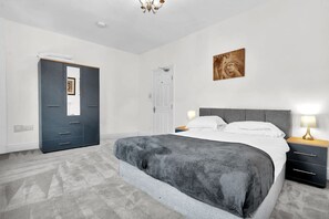 5 slaapkamers, een bureau, een strijkplank/strijkijzer, reisbedje