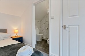 5 bedrooms, desk, iron/ironing board, travel cot - Large 5 Bedroom House - City Centre - Free Parking (Northampton)