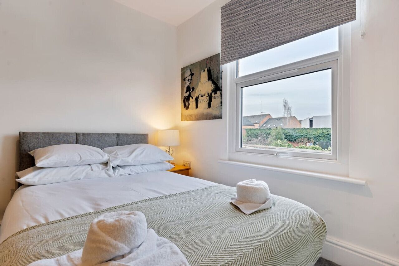 5 bedrooms, desk, iron/ironing board, travel cot