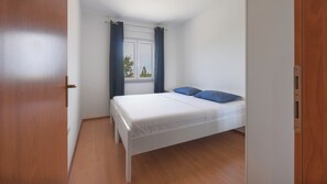 1 slaapkamer, een strijkplank/strijkijzer, reisbedje, gratis wifi