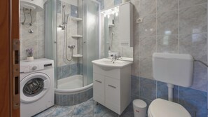 Douche, séchoir à cheveux, serviettes fournies, savon